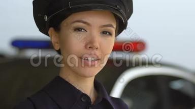 友好的警察小姐摘下太阳镜，看着相机微笑，值班